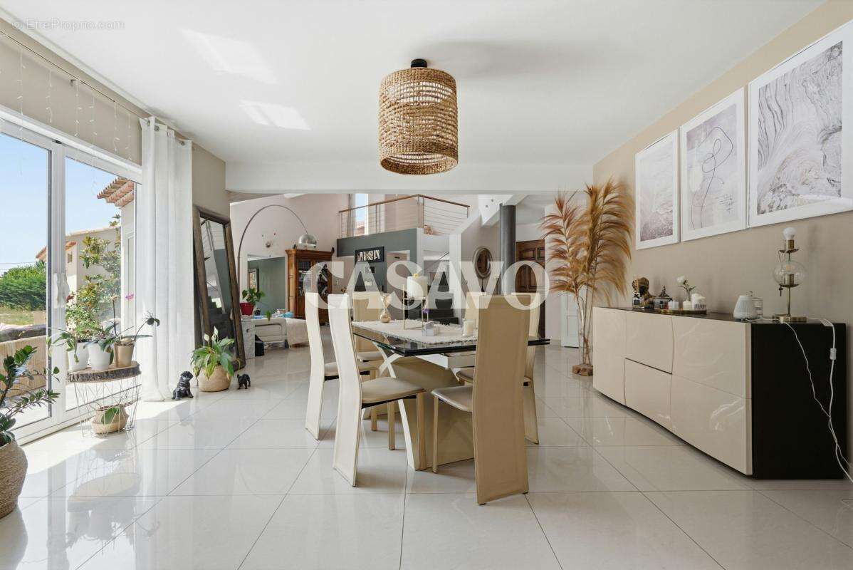 Vente Maison 6 pièces de 220m² - 13109 Simiane-Collongue - photo 9