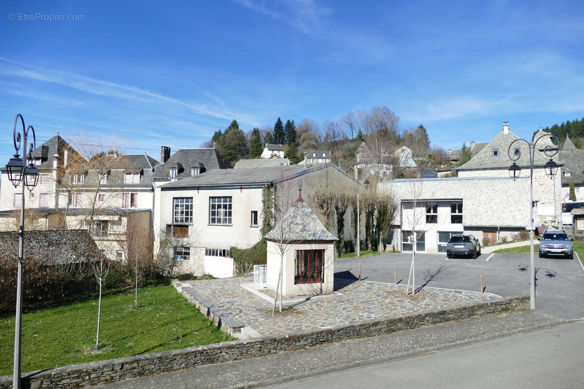 Maison en pierre avec petit jardin proche commerces et services (Puycapel-Calvinet, 15) - photo 2