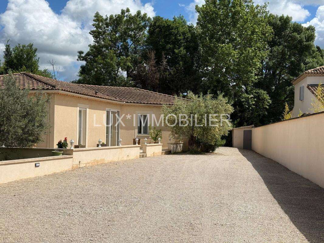 Noves - villa d'architecte, piscine pool-house, centre calme - photo 2