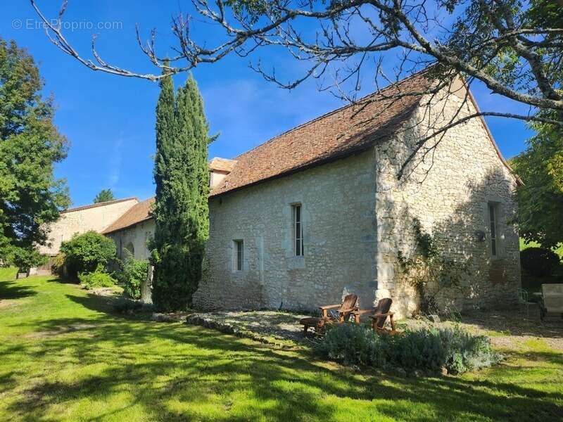 Belle propriété historique en pierre avec parc arboré - Dépendances et piscine - à vendre - proche de CASTILLONNES (47) - photo 2