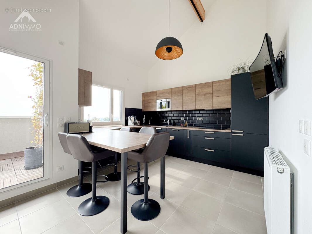 Appartement à PERON