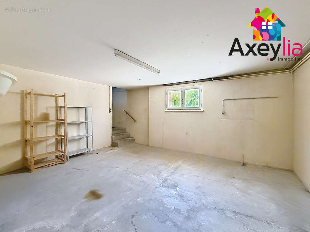 A vendre - pouilly-sous-charlieu - maison d'habitation avec 5 chambres, garage et terrain - photo 12