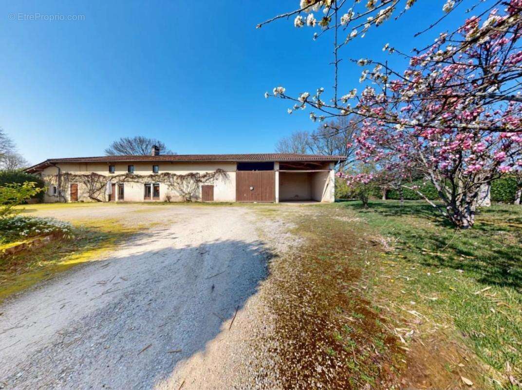 Maison à SAINT-DENIS-LES-BOURG