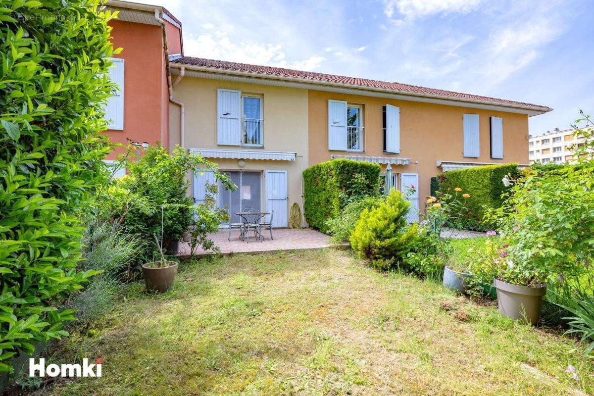Villeurbanne – Duplex esprit maison avec terrasse, jardin et garage - photo 12
