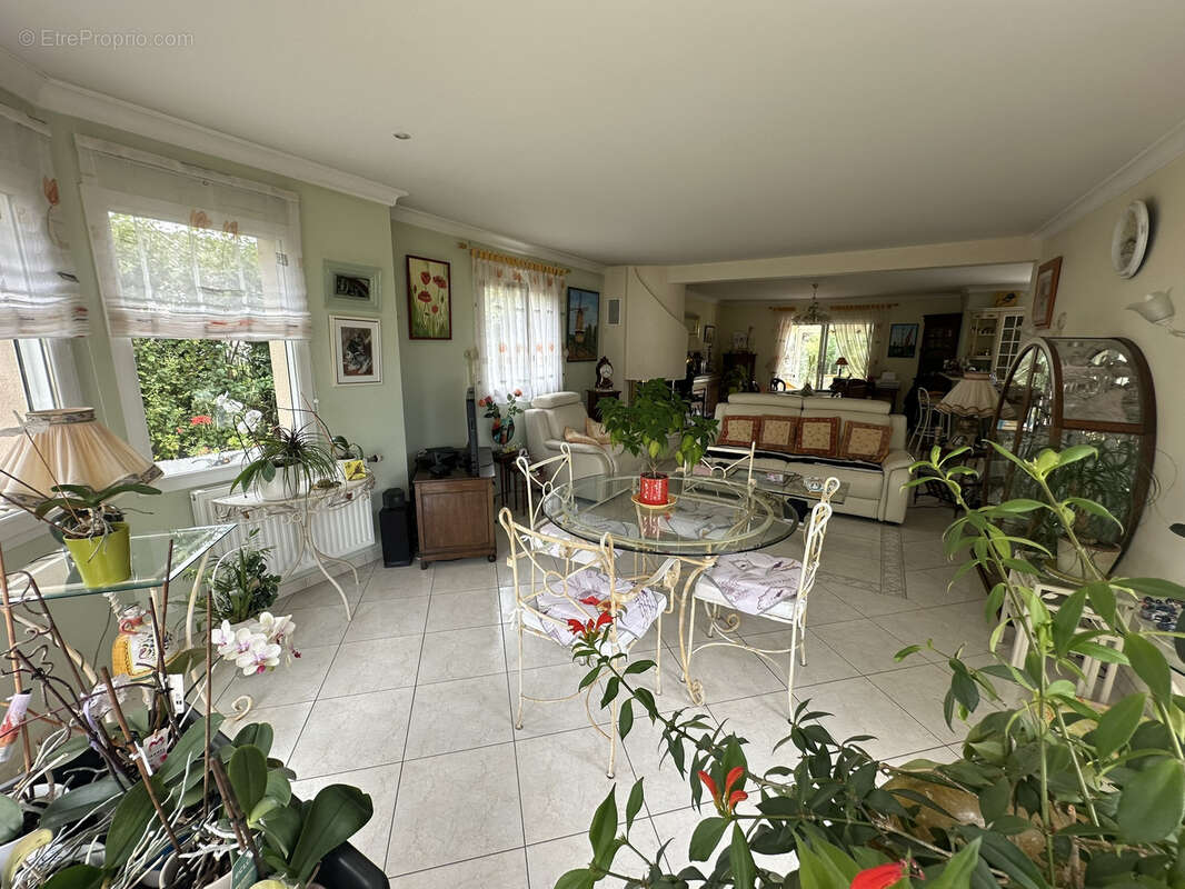 Melrand   Belle maison familiale avec véranda, sous-sol et grand terrain arboré - photo 3