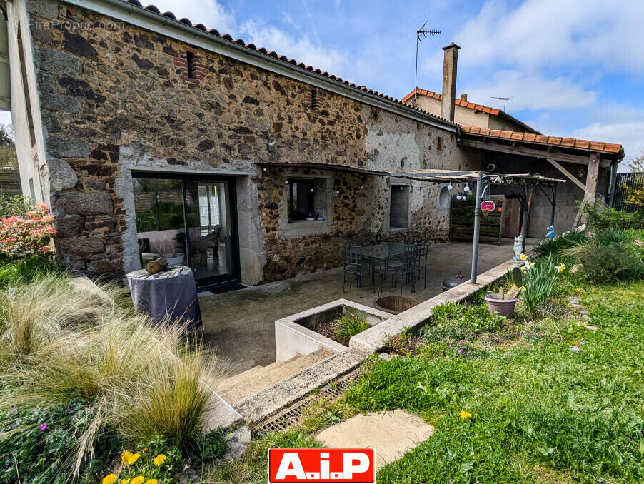 Maison à SAINT-AMAND-SUR-SEVRE
