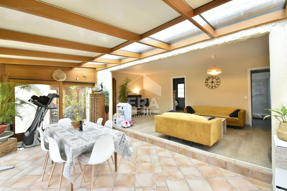 Maison à LA QUEUE-LES-YVELINES