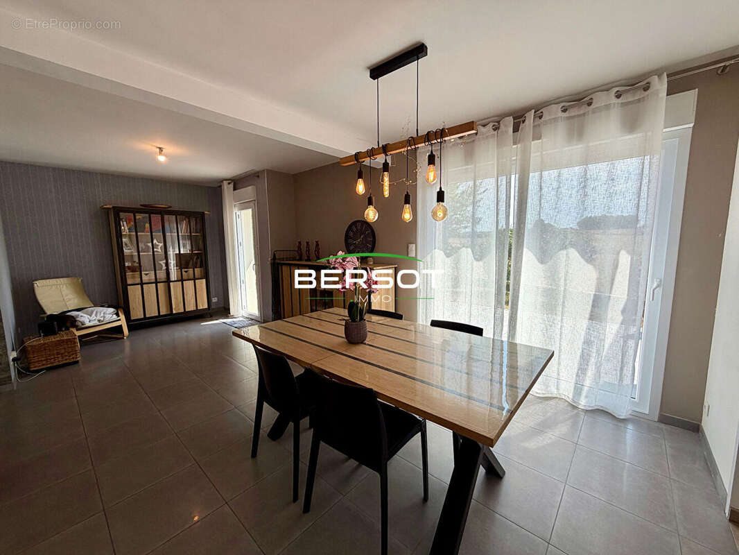 EXCLUSIVITÉ BERSOT IMMOBILIER - Villa contemporaine 145 m² avec 3 chambres, bureau, terrain de 946 m² et vue dégagée - photo 6