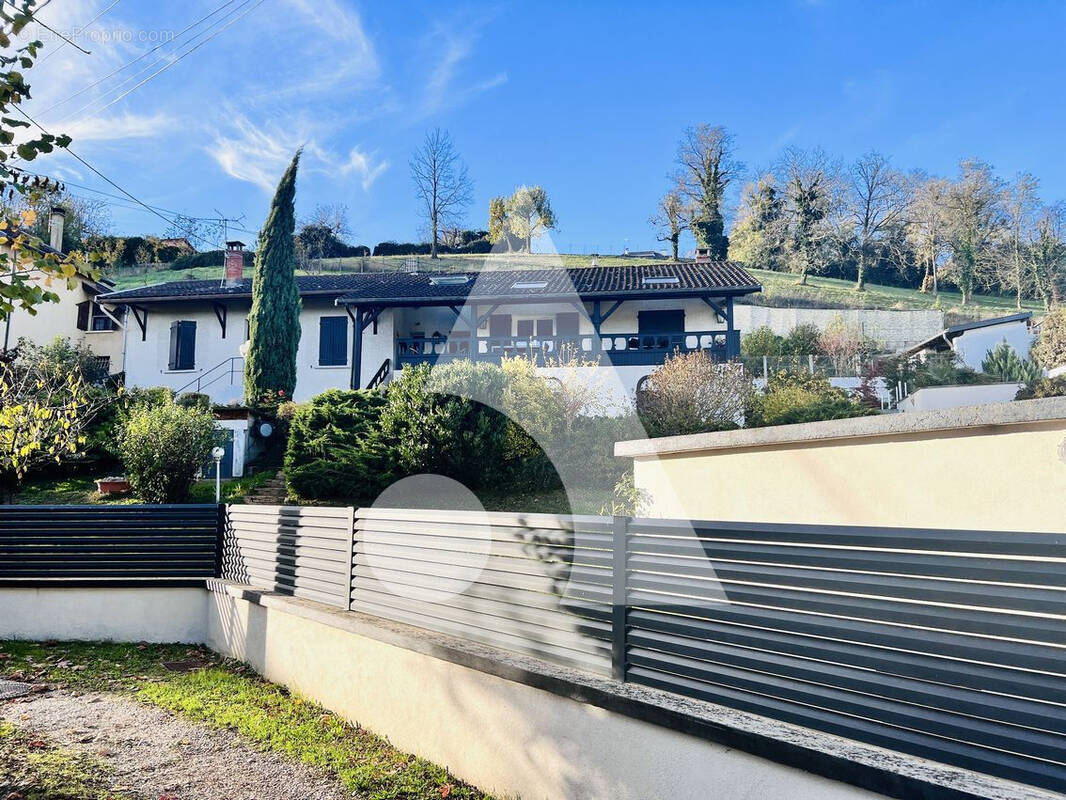 Maison à NEYRON