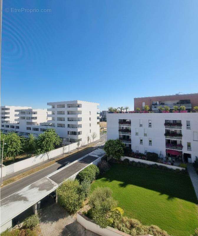 Appartement à BEAUZELLE