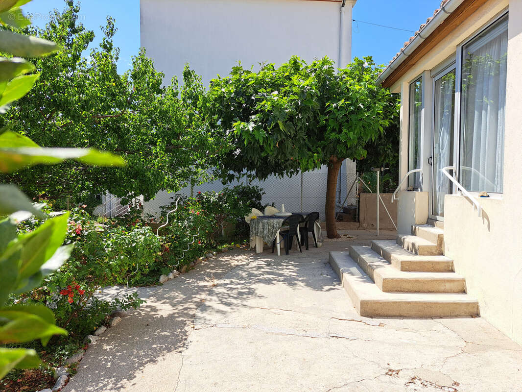 Maison très lumineuse sur un terrain clos de 304m2 avec un garage. - photo 7
