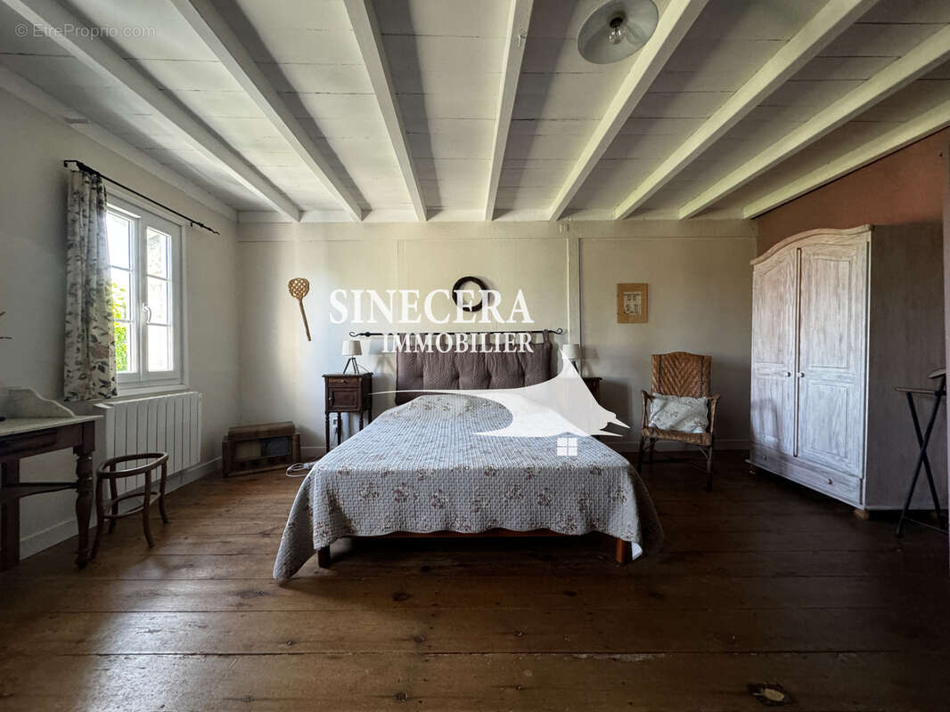 Commerce à LA ROCHE-CHALAIS