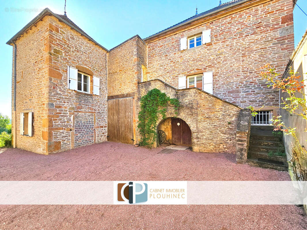 Maison à SOLUTRE-POUILLY