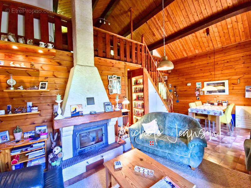 Maison à SAINT-GEORGES-DES-HURTIERES