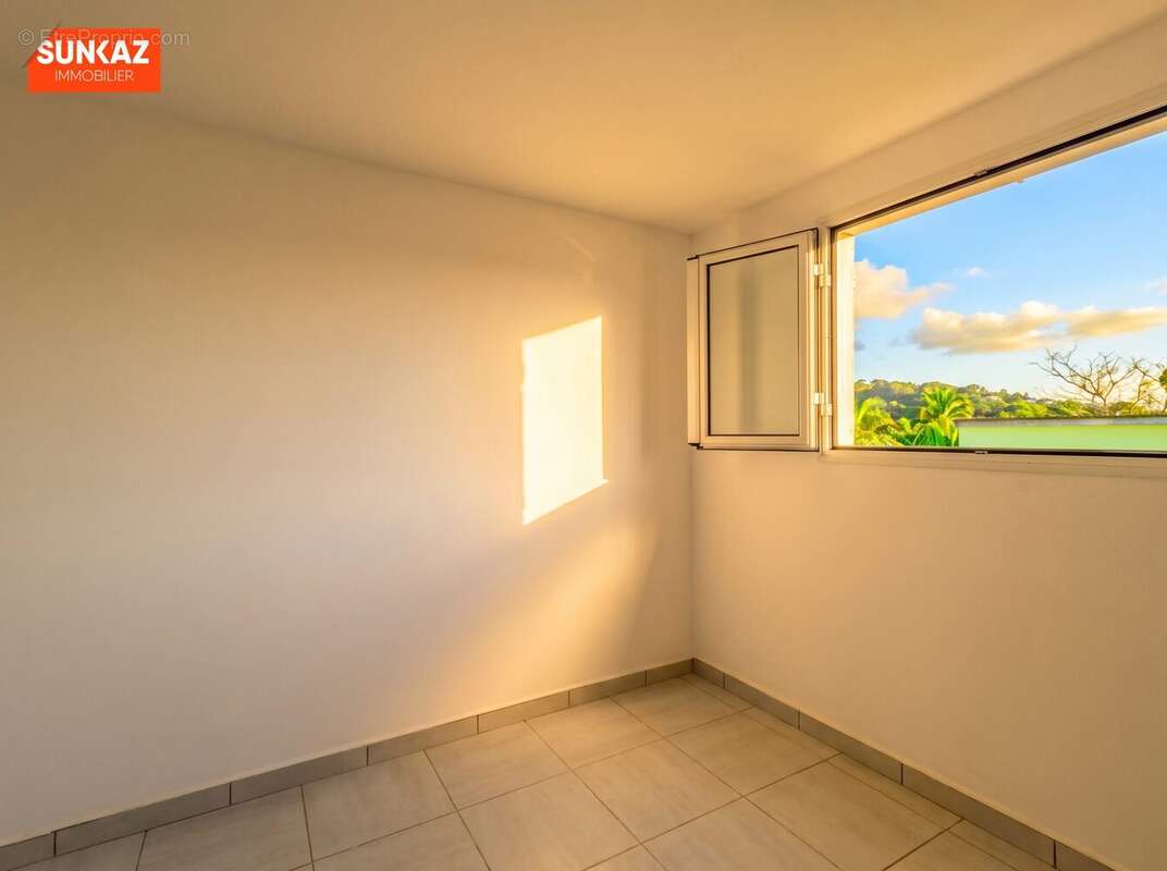 Maison 84 m² à Saint-Louis  - photo 4