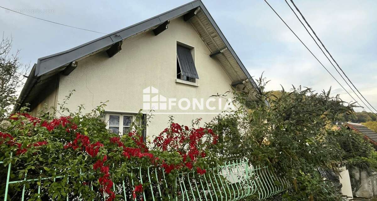 Maison individuelle de trois chambres idéalement située sur les hauteurs du quartier de Velotte - photo 2