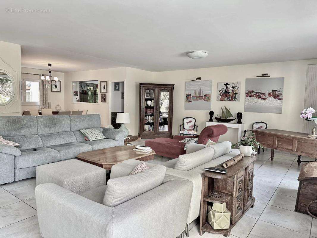 À vendre : Maison de plain-pied avec piscine et grand terrain paysagé au Cellier - photo 2