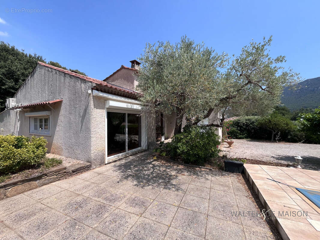 Maison à LE REVEST-LES-EAUX