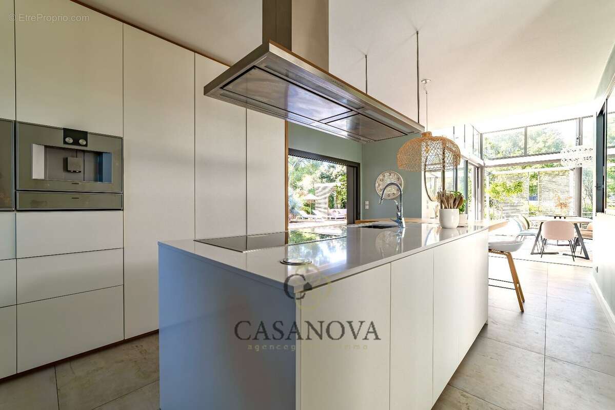 Maison à SAINT-CLEMENT-DE-RIVIERE