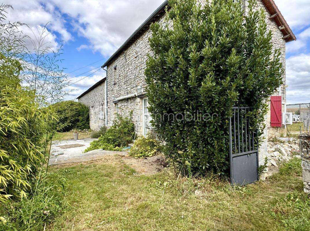 Maison à SAINT-GENGOULPH