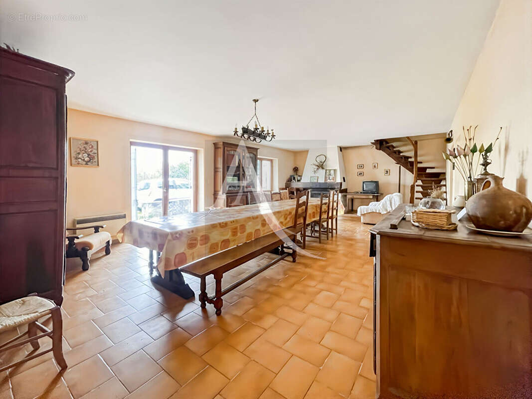 Grange en pierre aménagée sur un joli terrain + dépendance - photo 3