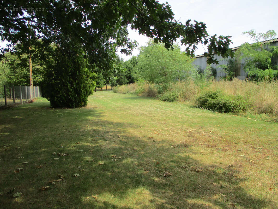 Parking à CEAUX-EN-COUHE