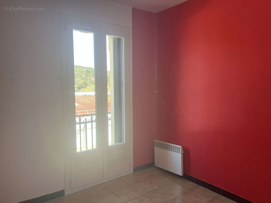 Appartement à REYNES