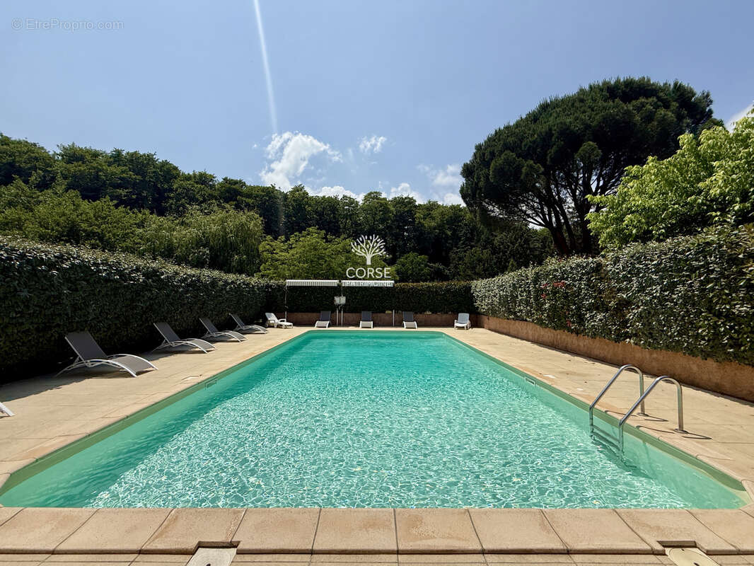 Résidence intimiste avec piscine sur un vaste terrain arboré - photo 2