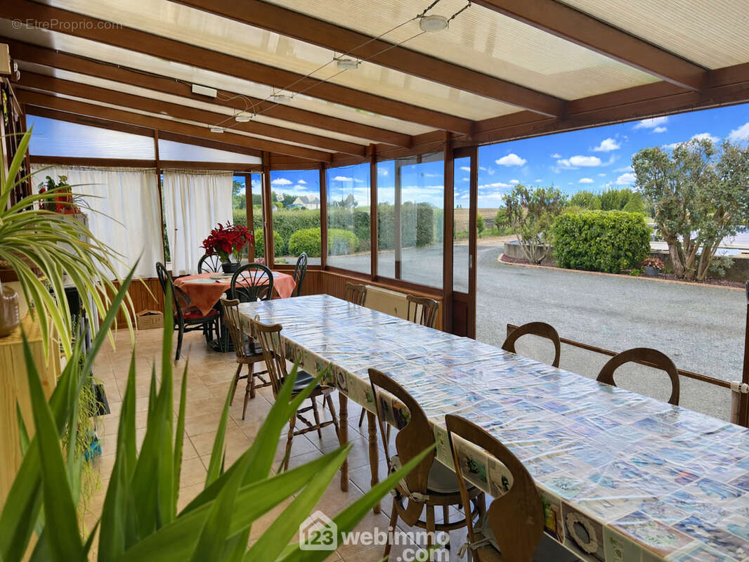 Véranda de 40m2 ouverte sur le jardin et la piscine. - Maison à MAZE