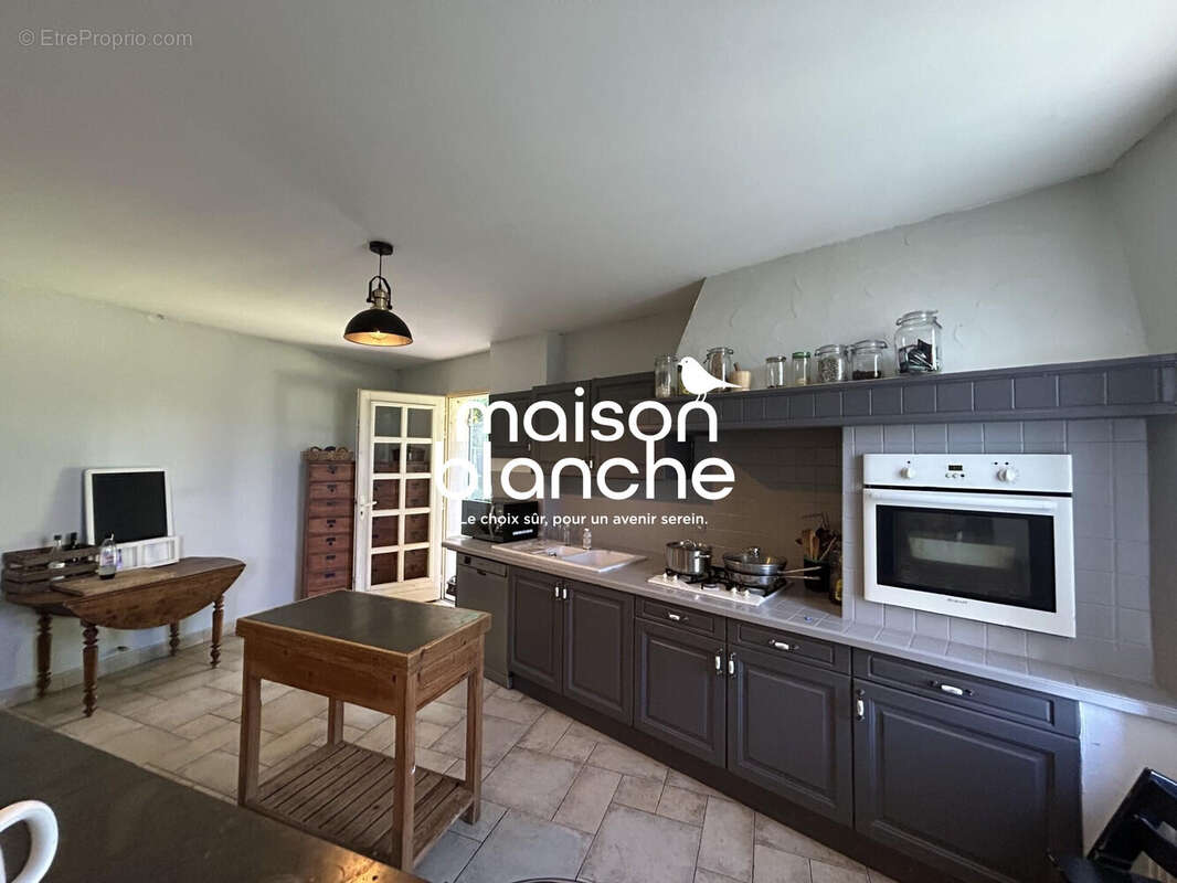 Maison à LES PEINTURES