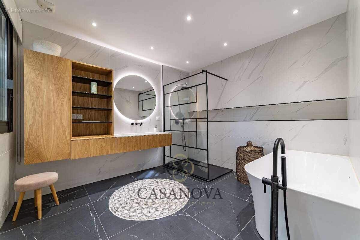 Maison à SAINT-CLEMENT-DE-RIVIERE