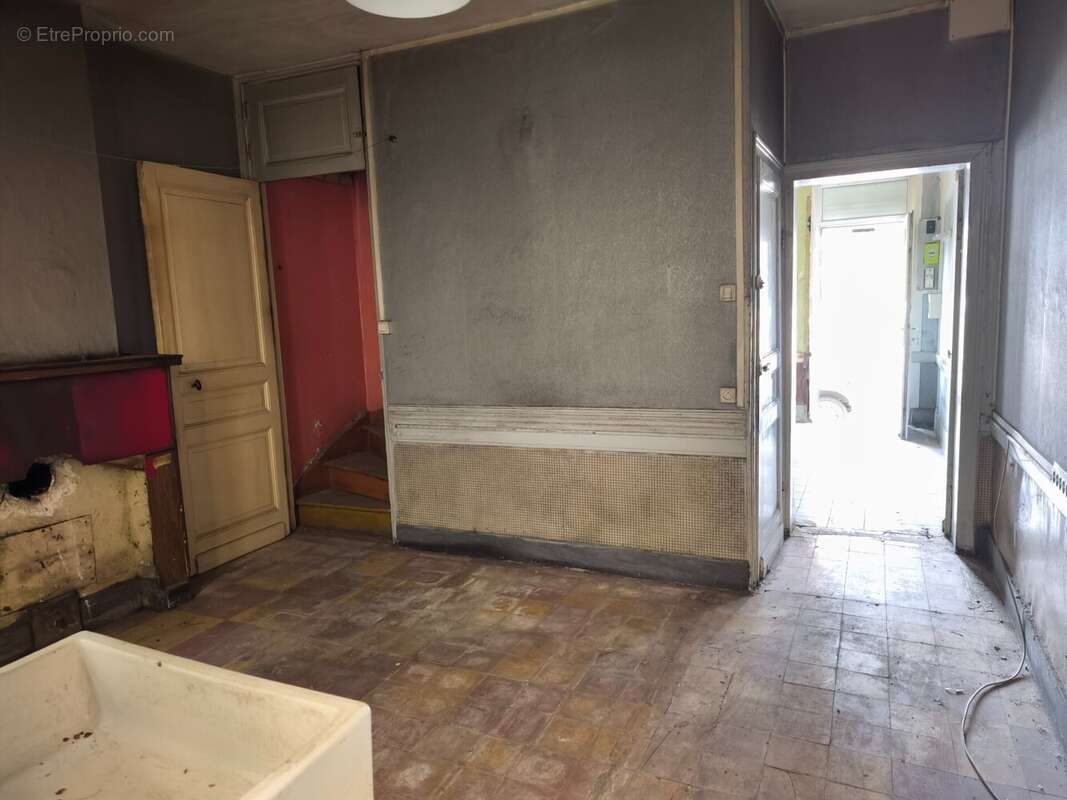 Cuisine / accès étage et cave - Maison à MONTIGNY-EN-GOHELLE