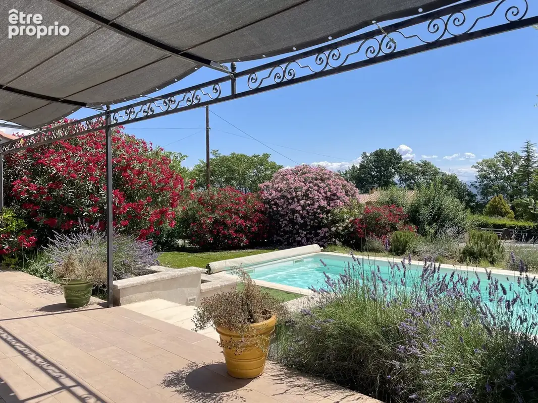 Dickjan POPPEMA d' eXp France vous propose cette magnifique villa avec 5 chambres, grande salon, piscine, grand jardin - Maison à PIERREVERT