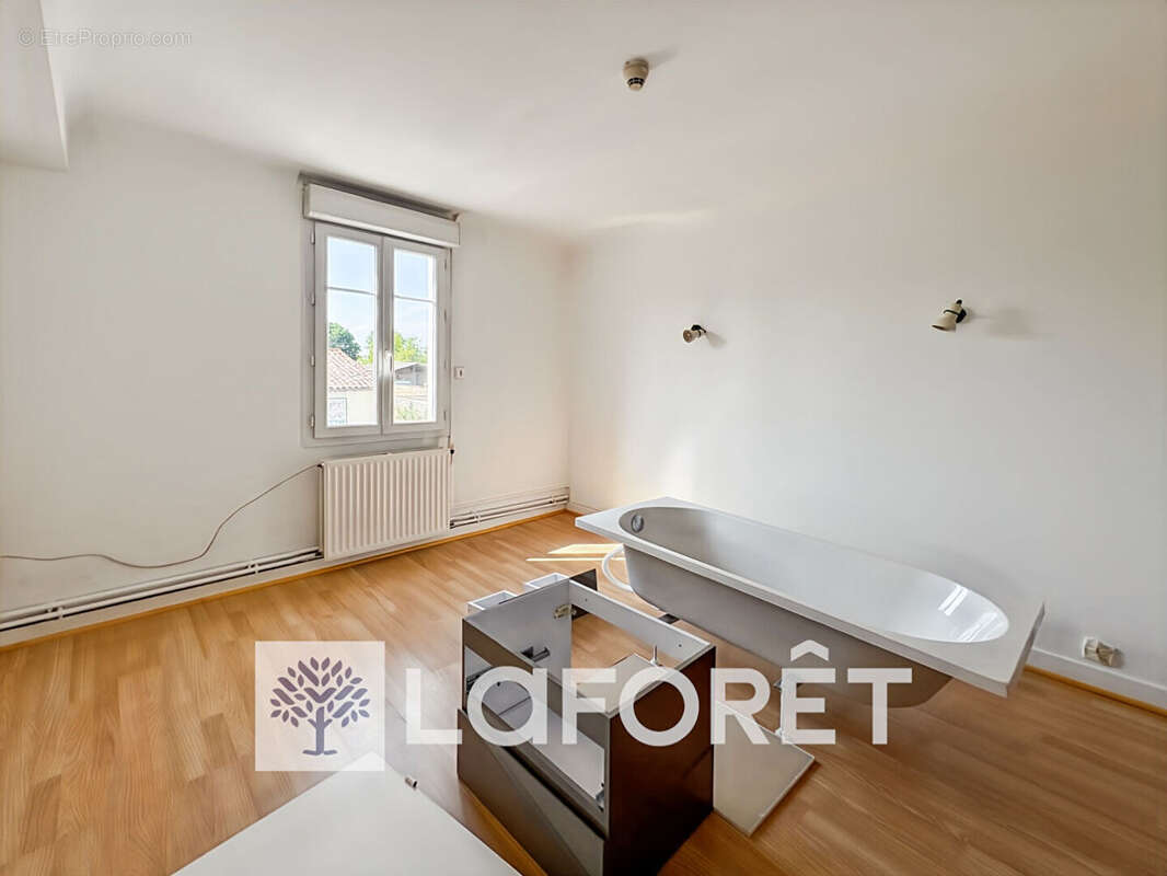 Maison à SAINT-GENIS-DE-SAINTONGE