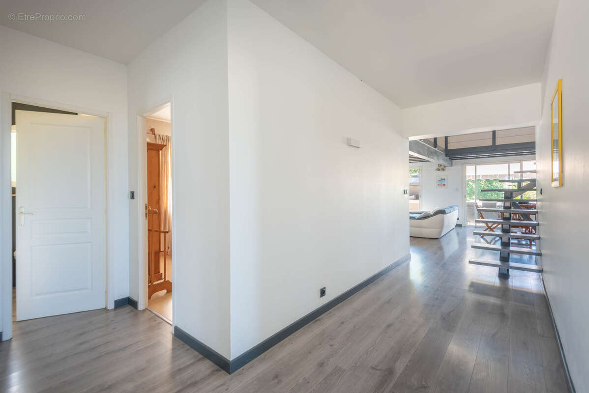 Maison moderne de 175m2 - 6400m2 de parc - garage de 228m2 - photo 8