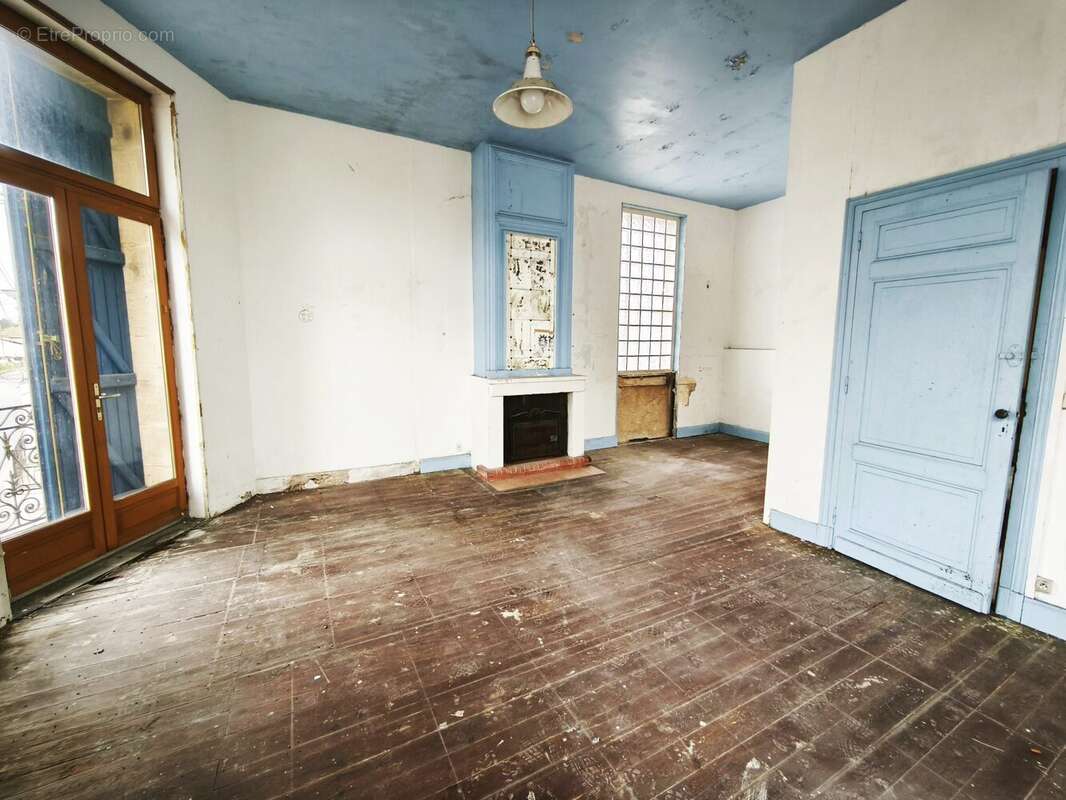 Maison à SAINT-CHRISTOLY-DE-BLAYE