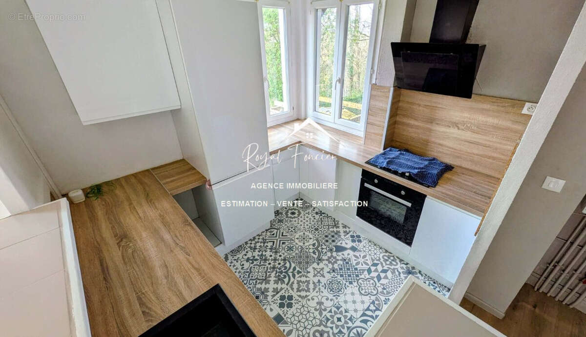 Cuisine A et E ouverte sur le séjour - Maison à CHATELLERAULT