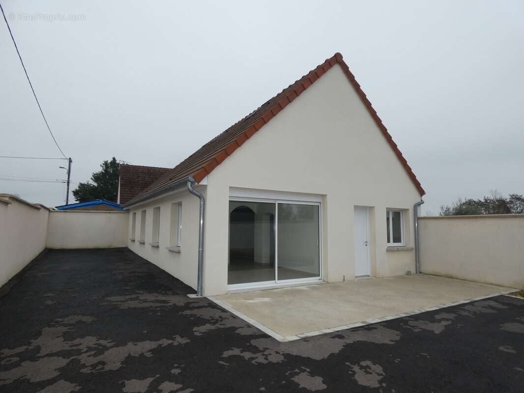 Maison à LAROCHE-SAINT-CYDROINE