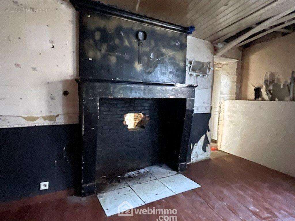 Également avec cheminée. - Maison à SAINT-JEAN-DE-SAUVES