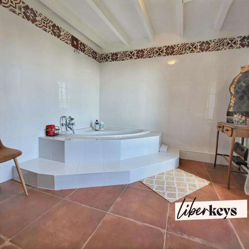 Maison de Maître Viticole du XIXᵉ siècle – Jardin à la française, ancien chai et piscine avec pool house - photo 18