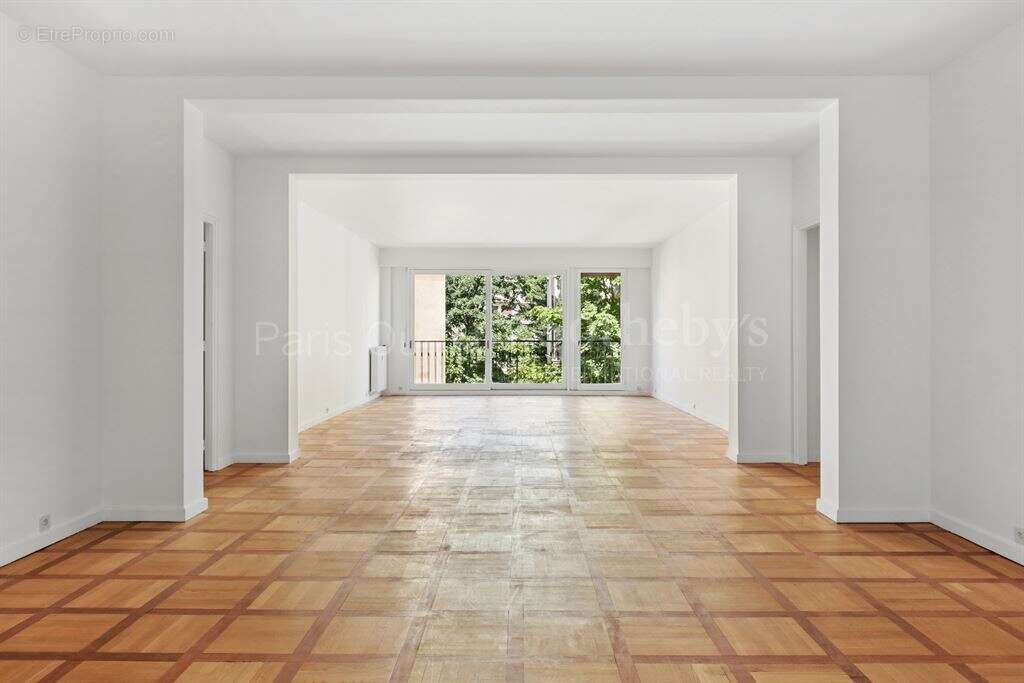 Appartement à PARIS-16E