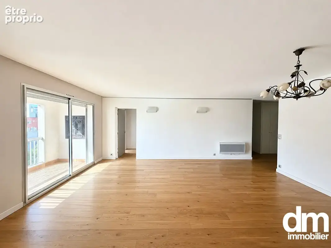 Appartement de type 4 avec trois terrasses, loggia, garage et deux caves. - photo 6