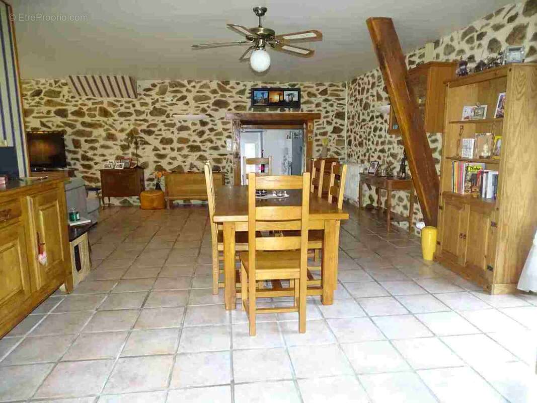 Maison à SAINT-LEONARD-DE-NOBLAT