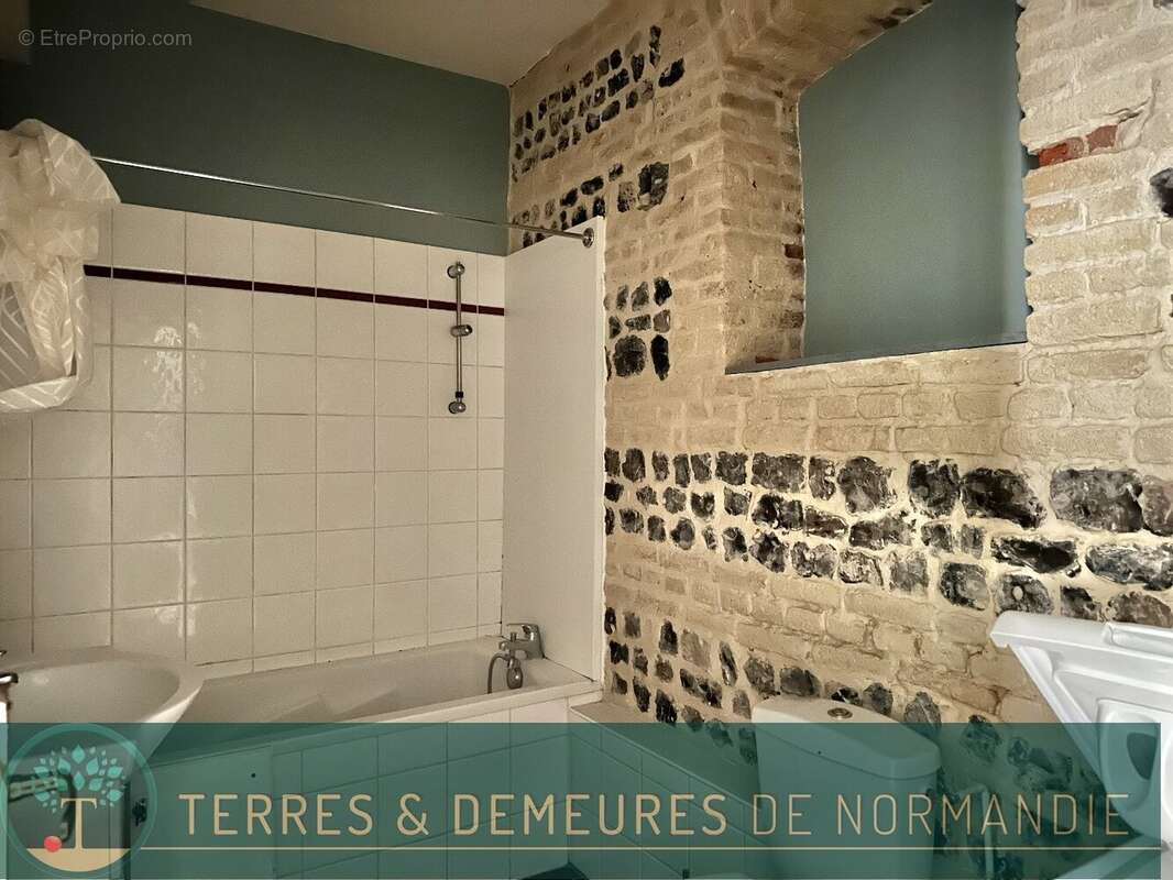 Studio de 36m² au rez-de-chaussée sur cours  Immeuble en brique - Vendu meublé. - photo 9