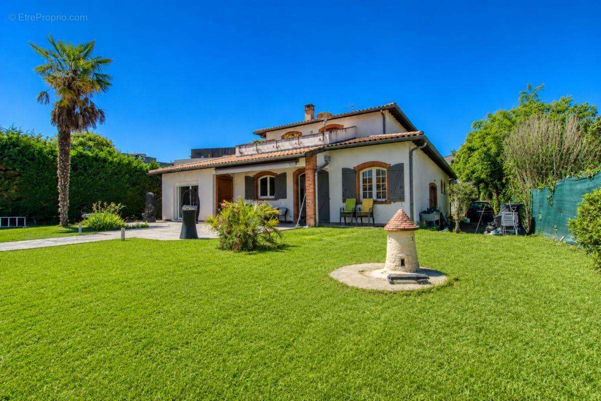 Launaguet – superbe maison familiale de 170 m² avec piscine sur terrain de 1 357 m² - photo 11