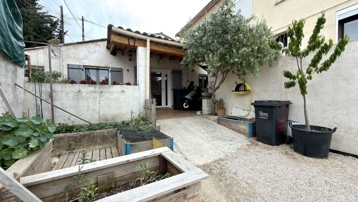 maison de type 3 ; terrasse ; piscine  - Maison à LA PENNE-SUR-HUVEAUNE