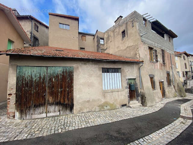 Maison à MARINGUES