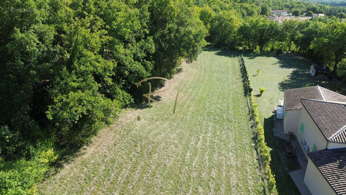 Terrain à SAINT-JEAN-DE-MARUEJOLS-ET-AVEJAN