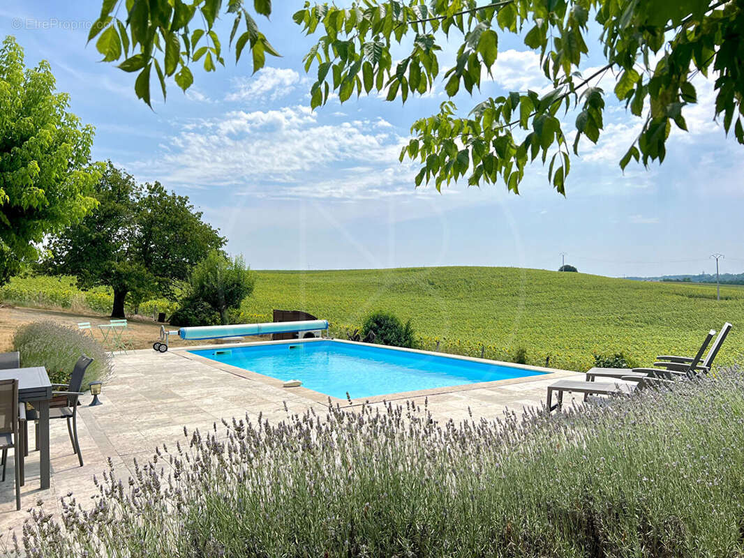 Propriété en pierre offrant une vue imprenable - photo 3