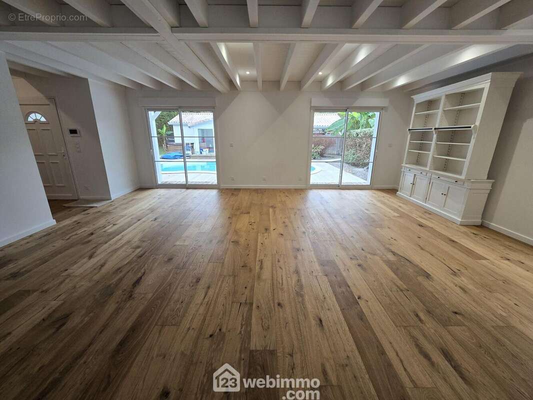 Belle est spacieuse pièce de vie, ouverte sur trois orientations - Maison à LE PIAN-MEDOC